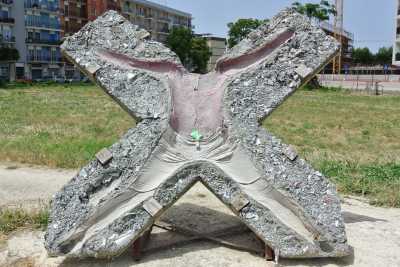 Bari, quelle misteriose opere adagiate su un campo incolto di via Omodeo: perch� sono l�?